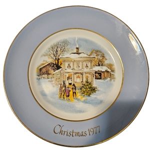 Avon by Enoch Wedgwood Collectors Plate Christmas 1977, "Carolers", England